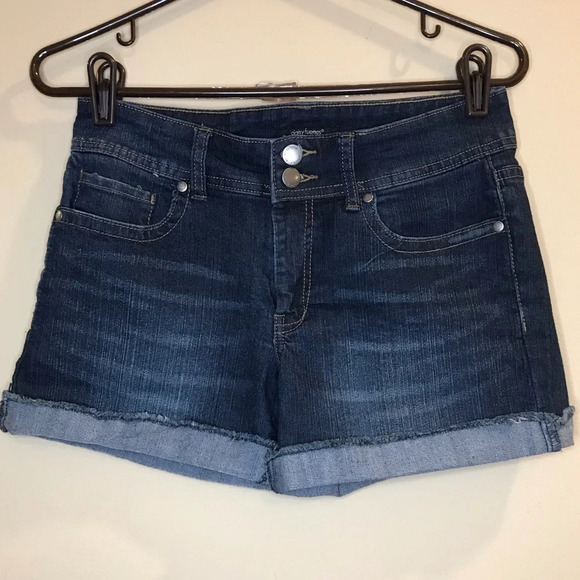 Daisy Fuentes Cuffed Dark Wash Denim Shorts 2 - Picture 1 of 9